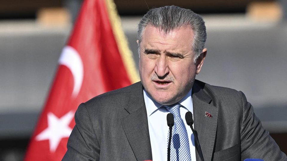 Bakan Bak Hasan Arat’ı tebrik etti
